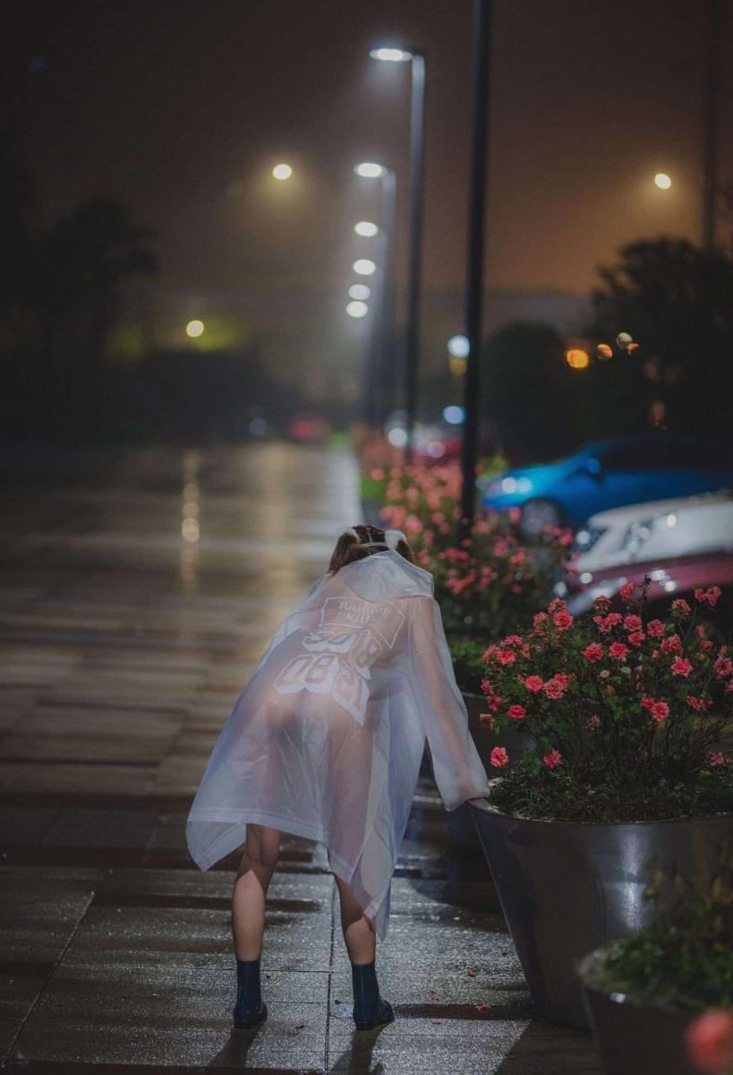 柚木写真 Naked girl in a rainy night - (57P)